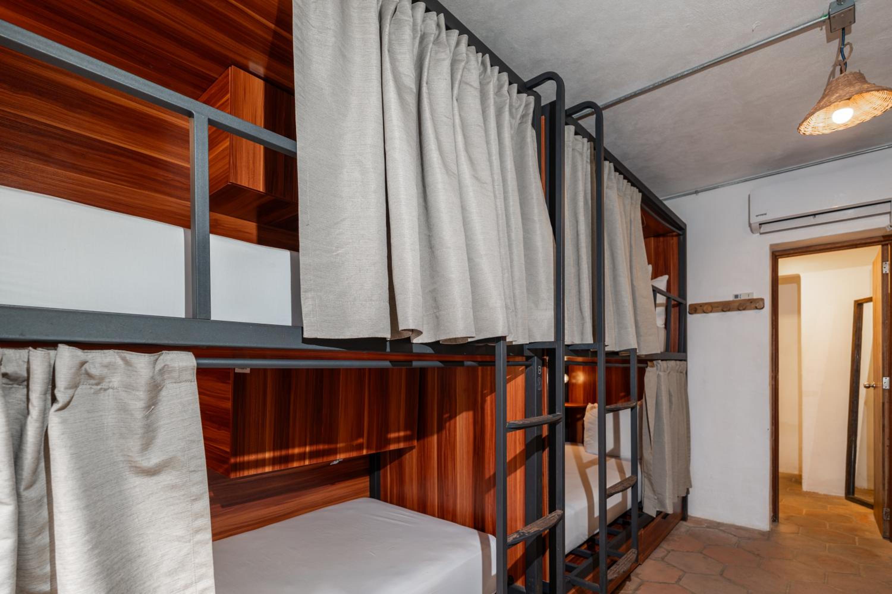 Private, 8 Beds