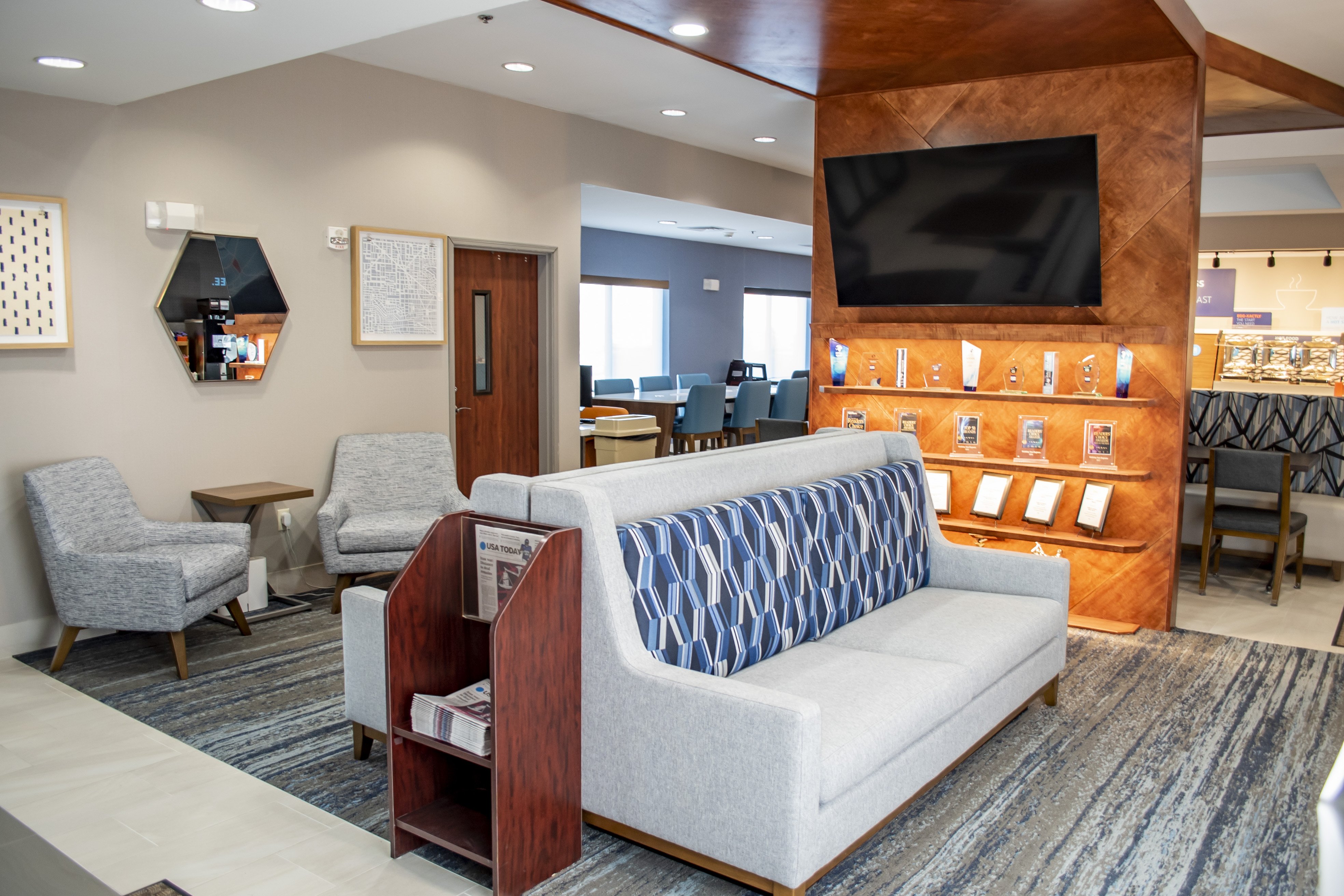 Holiday Inn Express Hotel And Suites Mason City 52/76