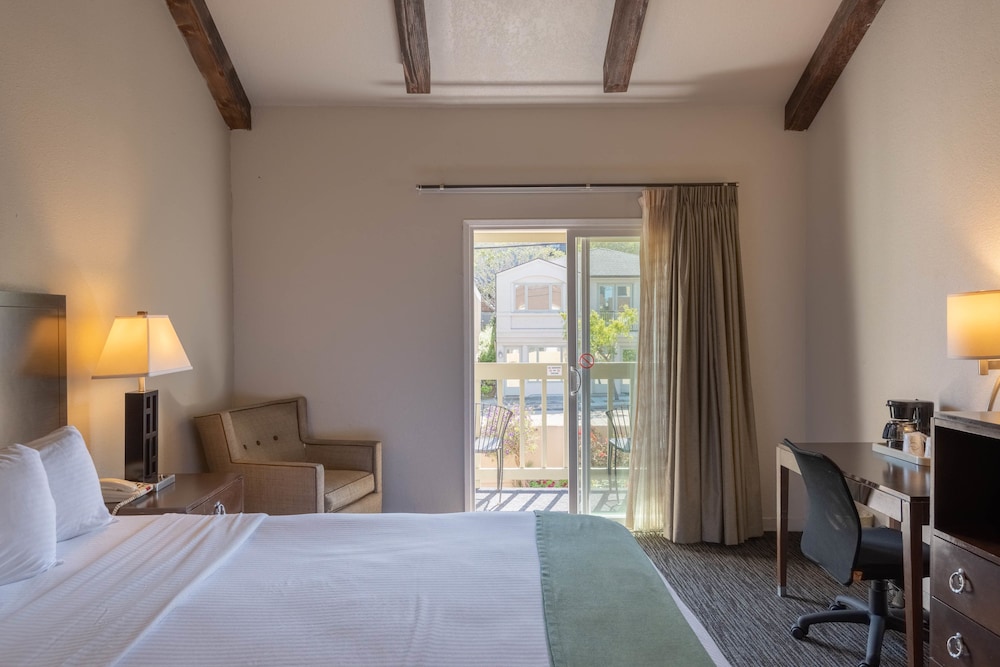 Cannery Row Inn 31/69