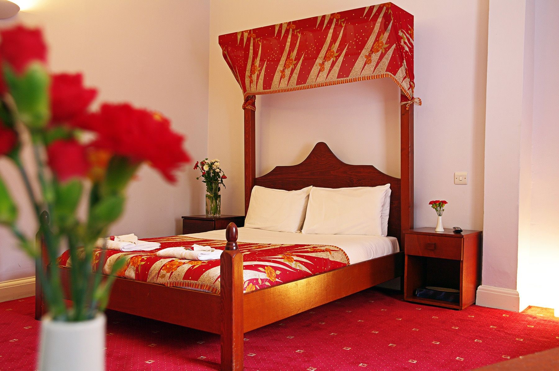 ROOM, DOUBLE BED