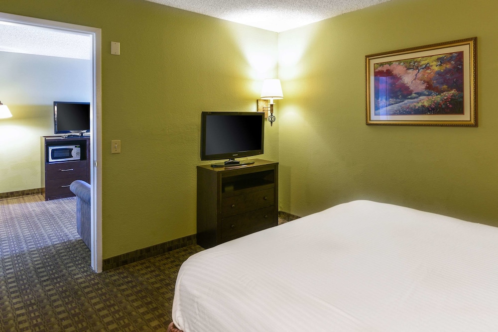 The Buena Park Hotel and Suites 11/34