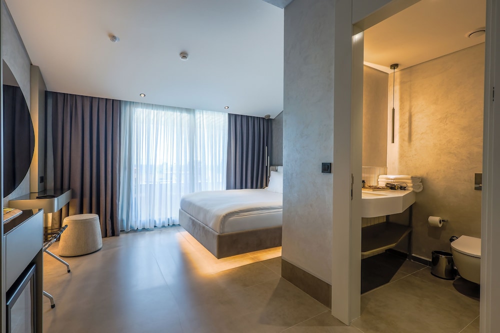 FOUR HILLS HOTEL 18/37
