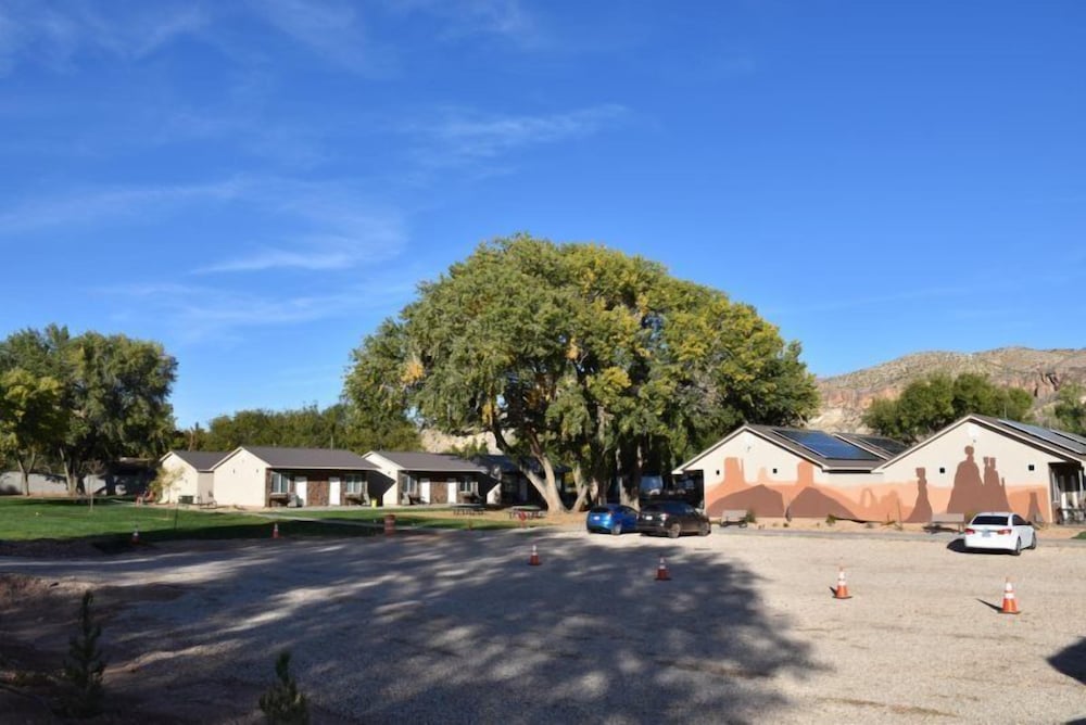 Zion s Camp and Cottages 45/50