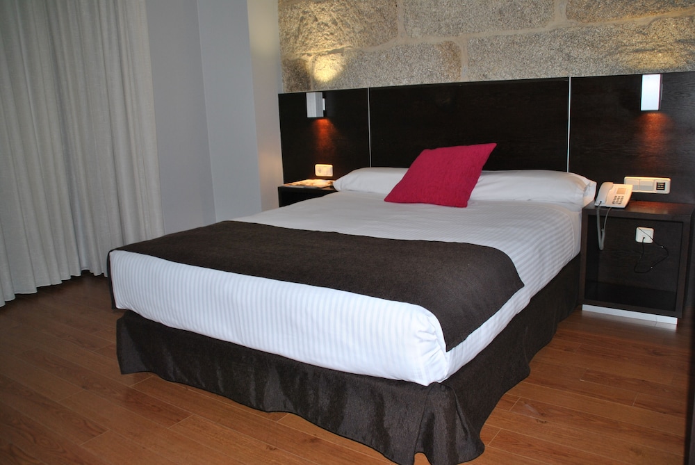 Junquera Hotel 8/40