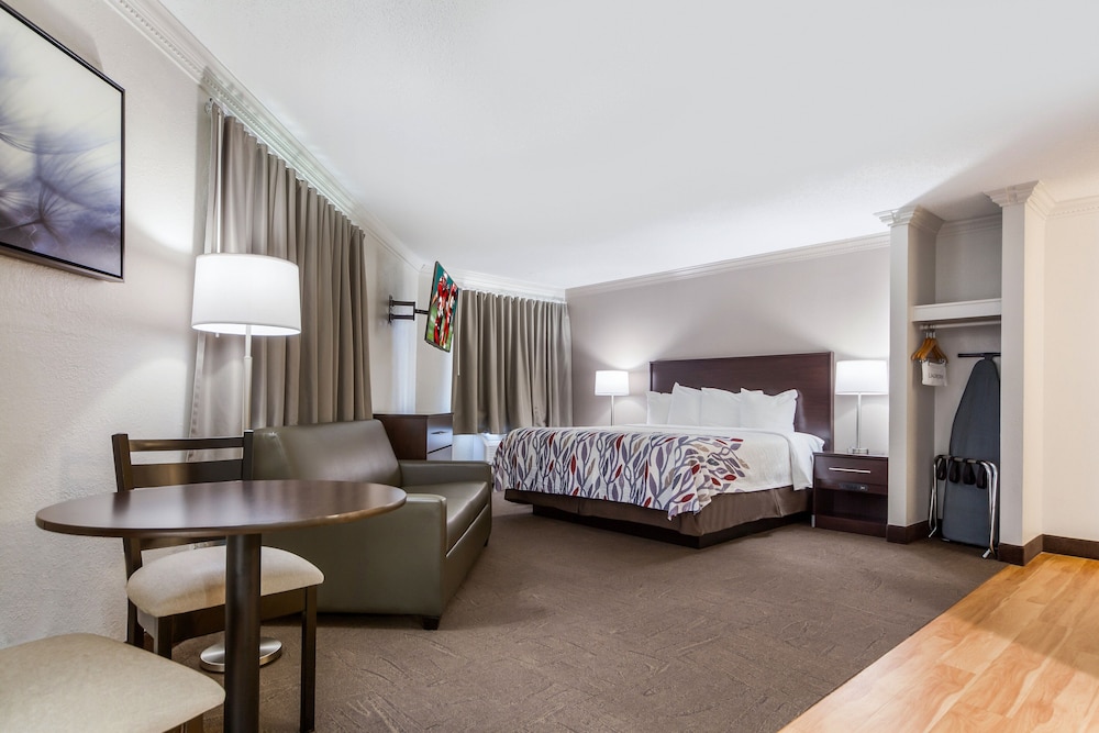 Red Roof Inn & Suites Omaha - Council Bluffs 16/47