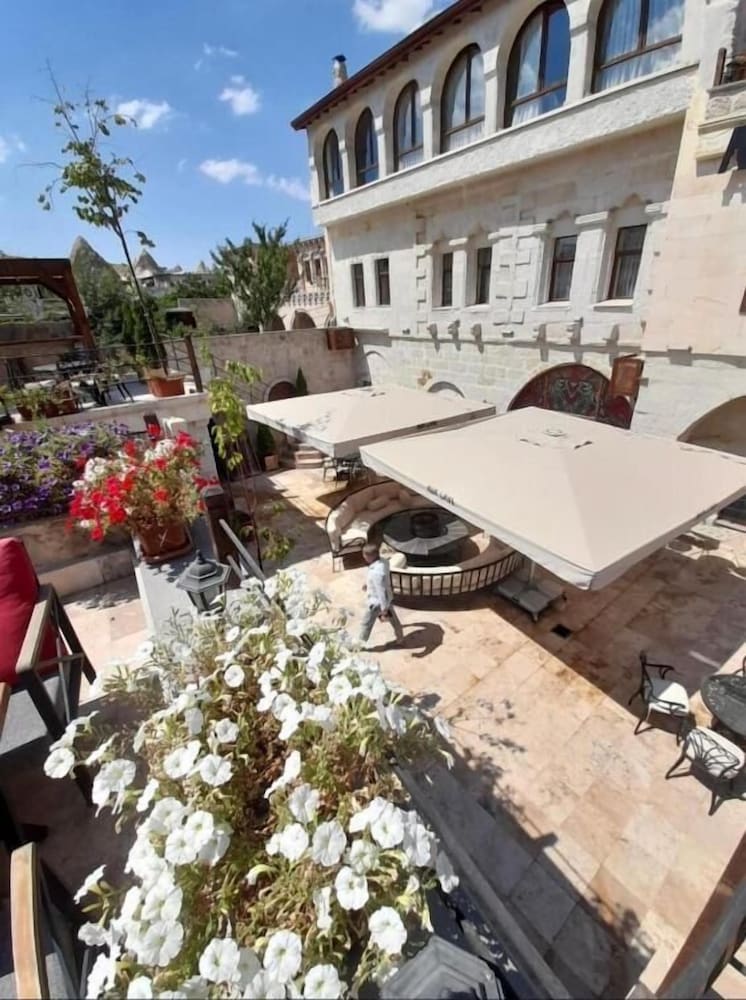 Ada Cave Suites 6/50