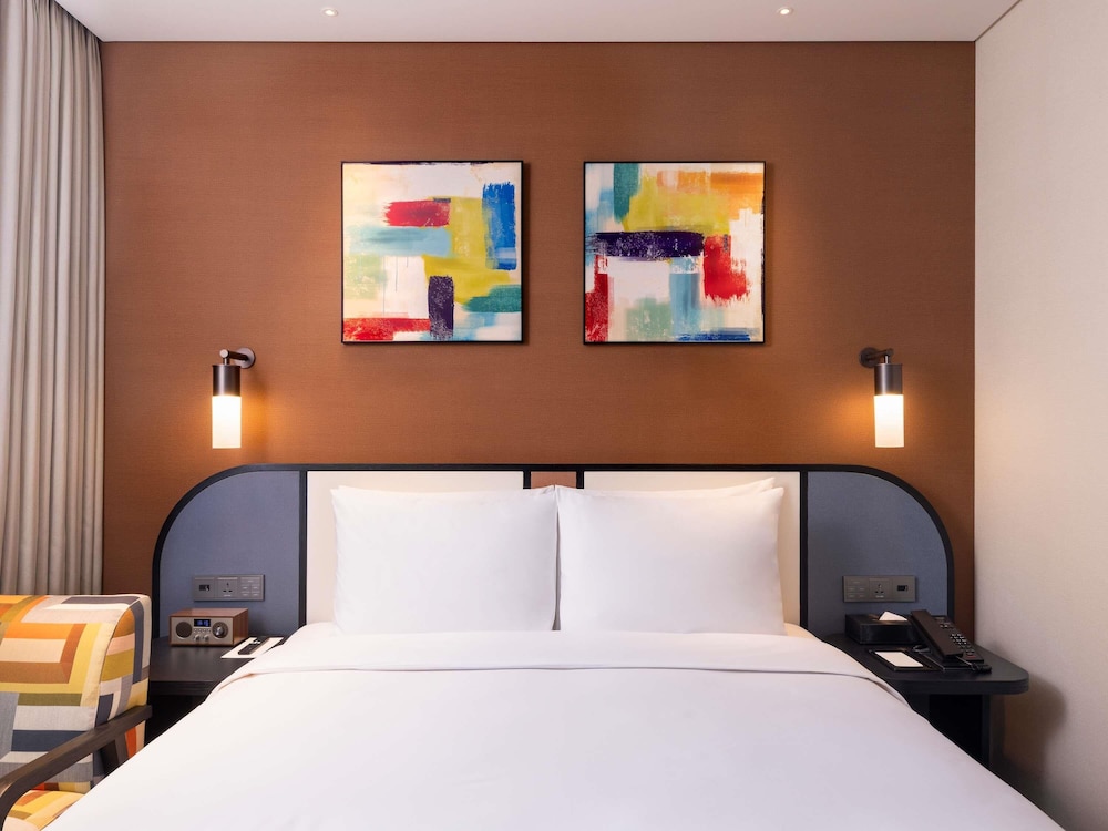 STANDARD, QUEEN BED