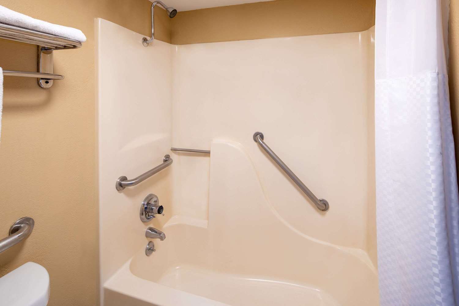 Days Inn By Wyndham Tupelo 18/19
