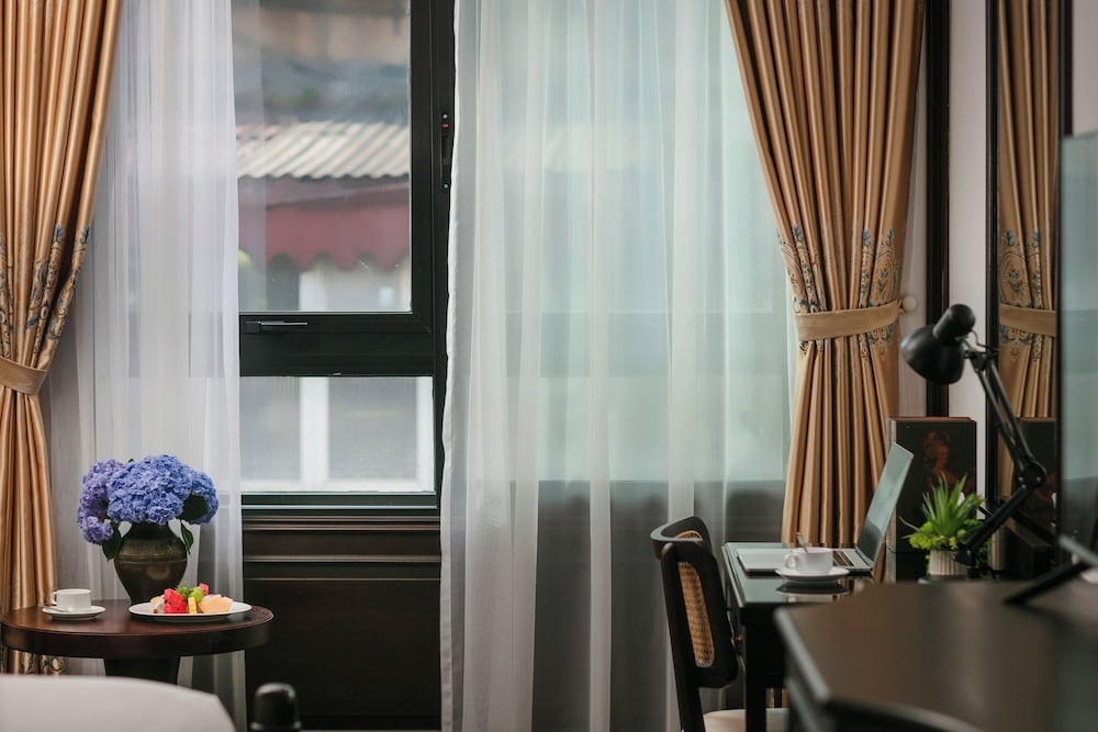 MAY DE VILLE Crown Hotel 36/46