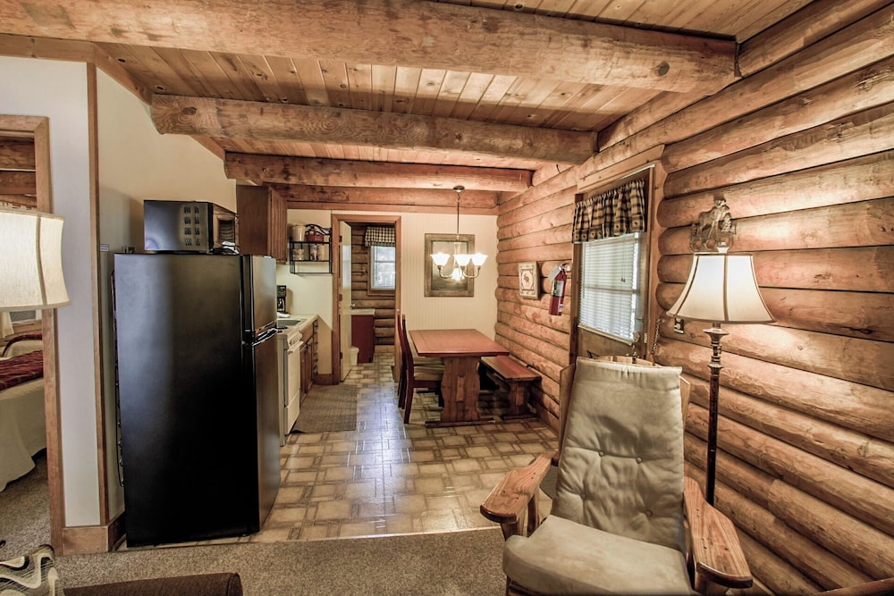 Mountainaire Inn and Log Cabins 7/50