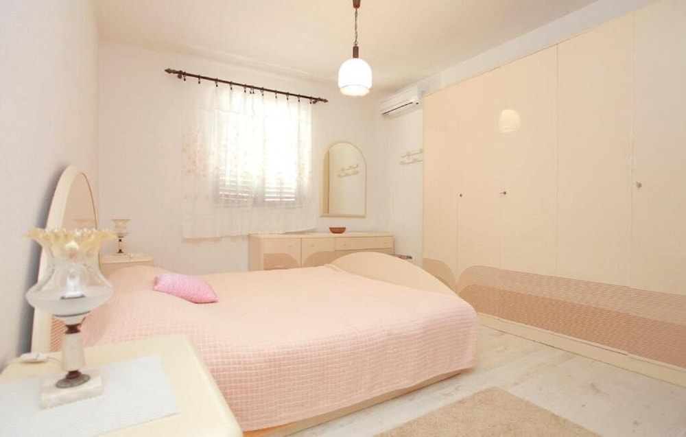DRAGAN'S DEN HOSTEL 13/49