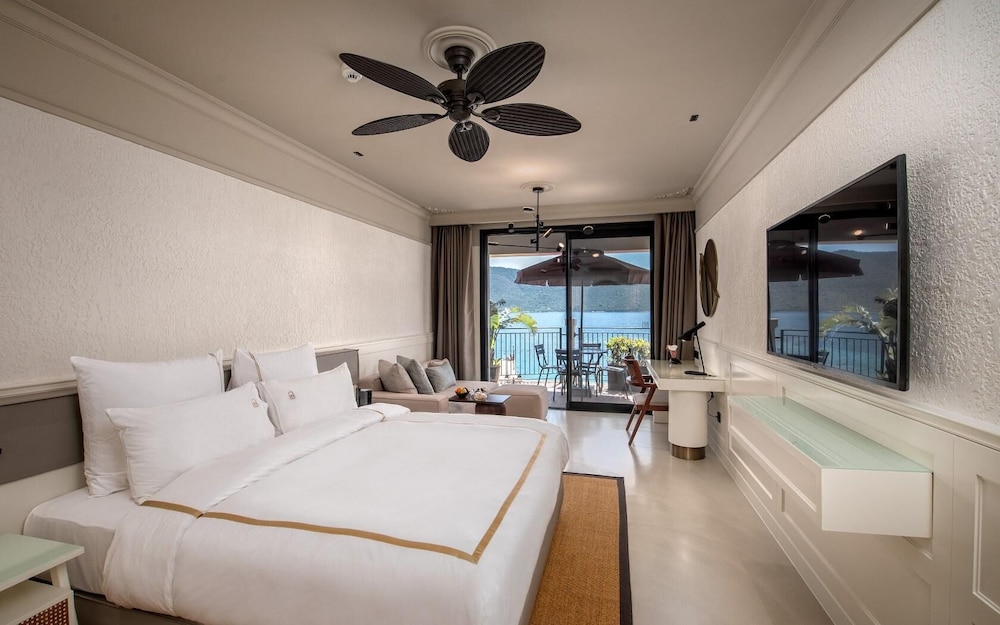 Pool, Suite, King and Queen Bed, Sofa