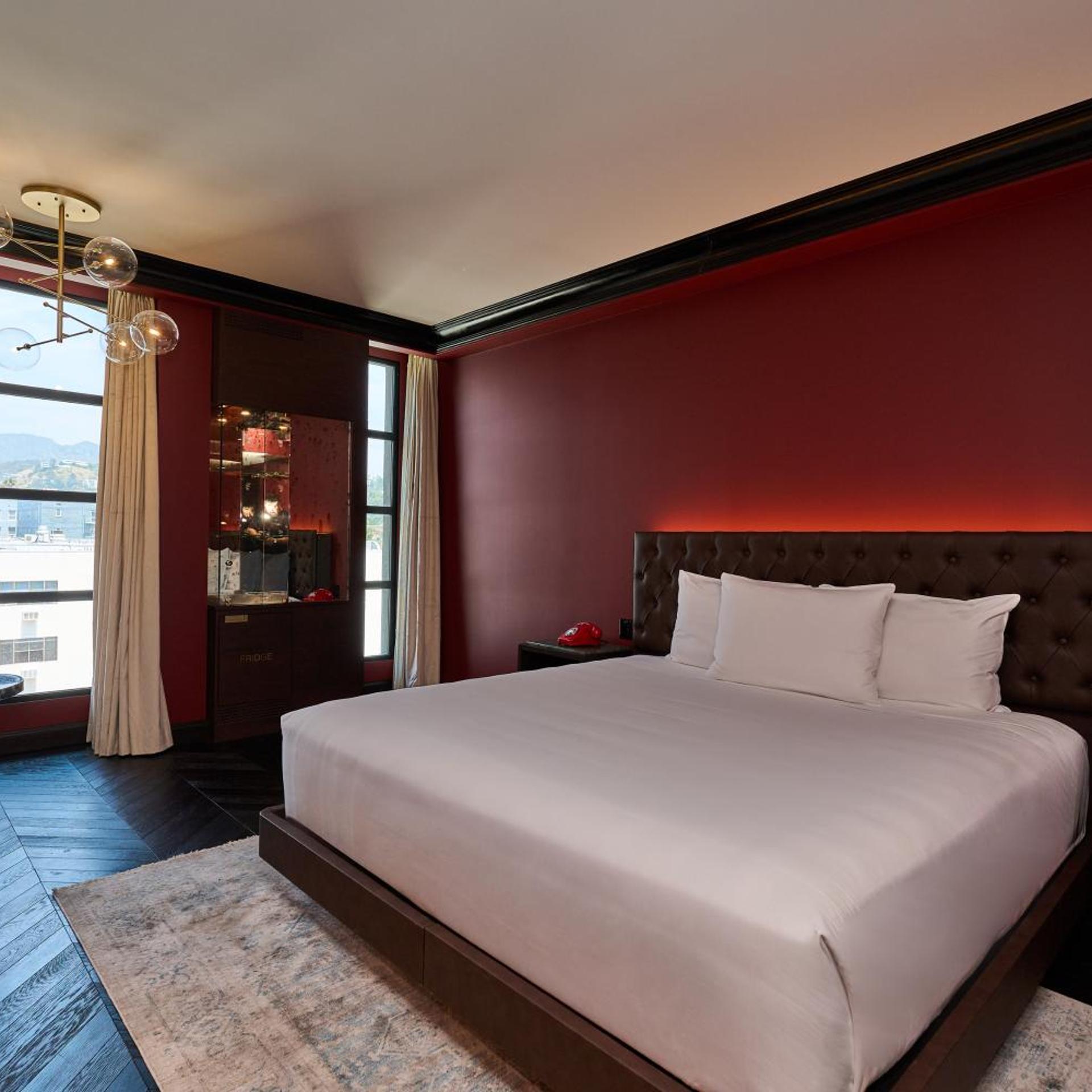 Hollywood, Superior, King Bed, Hill View