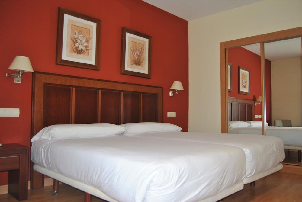 Hotel Santiago Leon 23/50