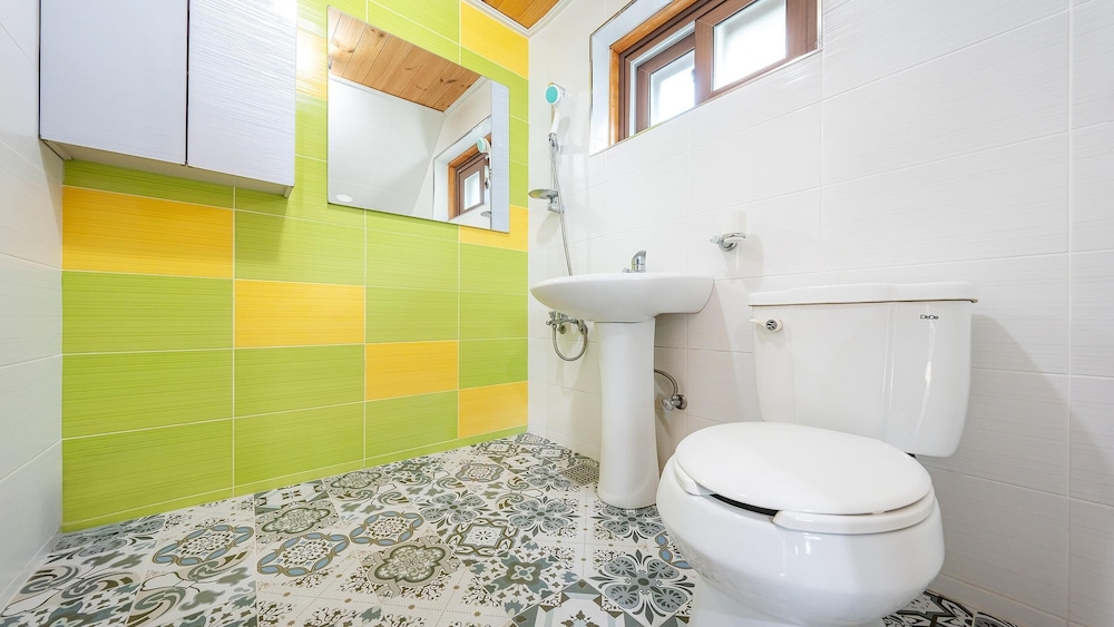 Tongyeong Blue House Pension 48/48
