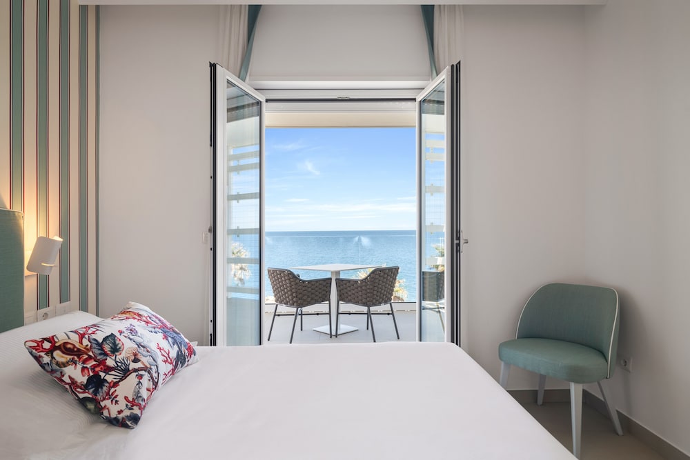 Seaside Hotel 7/42