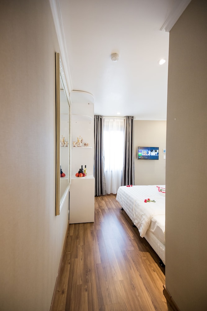 EXECUTIVE, DOUBLE OR TWIN BED, CITY VIEW