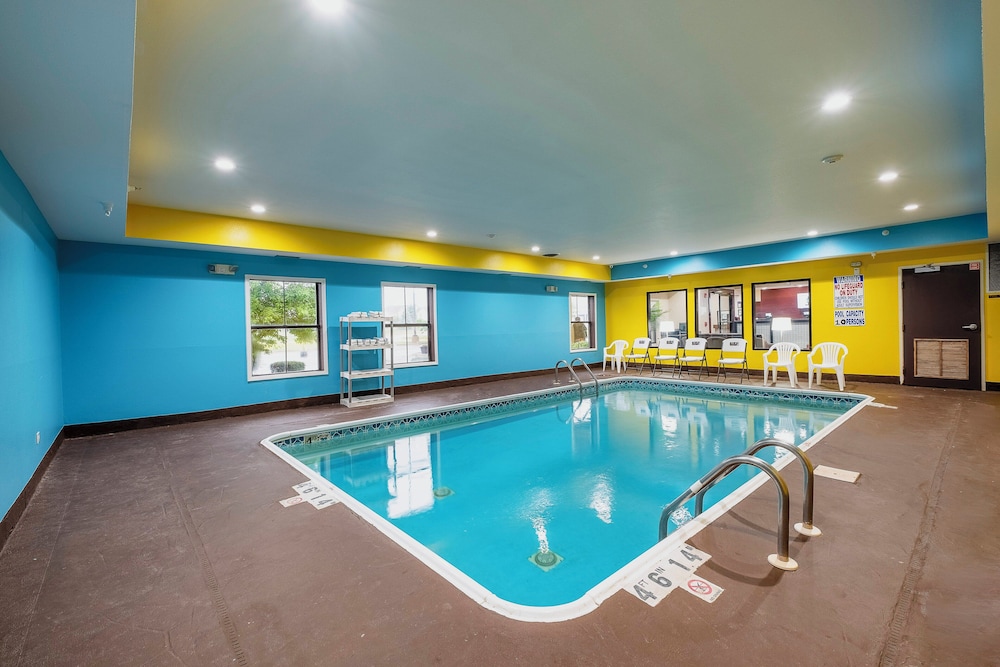 Econo Lodge Inn & Suites Monee 32/59