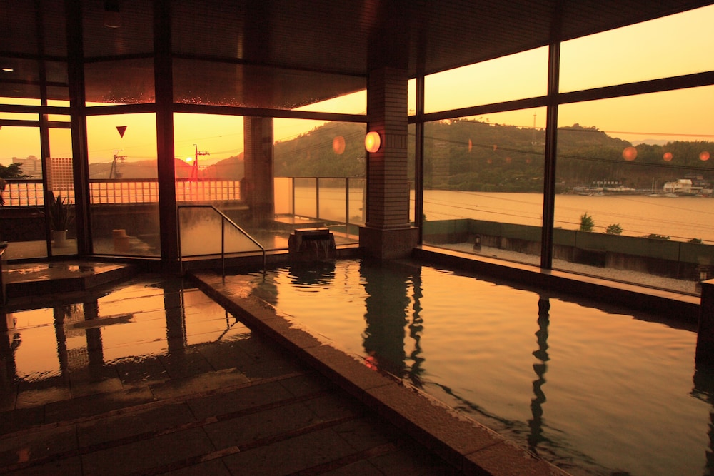 Hamanako Wanwan Paradise Hotel (Ex HAMANAKO GRAND HOTEL SAZANAMIKAN) 40/67
