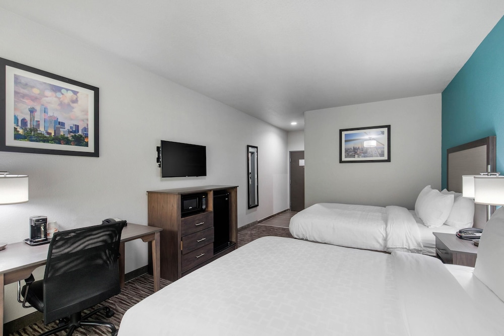 Clarion Inn & Suites Dfw North 26/49