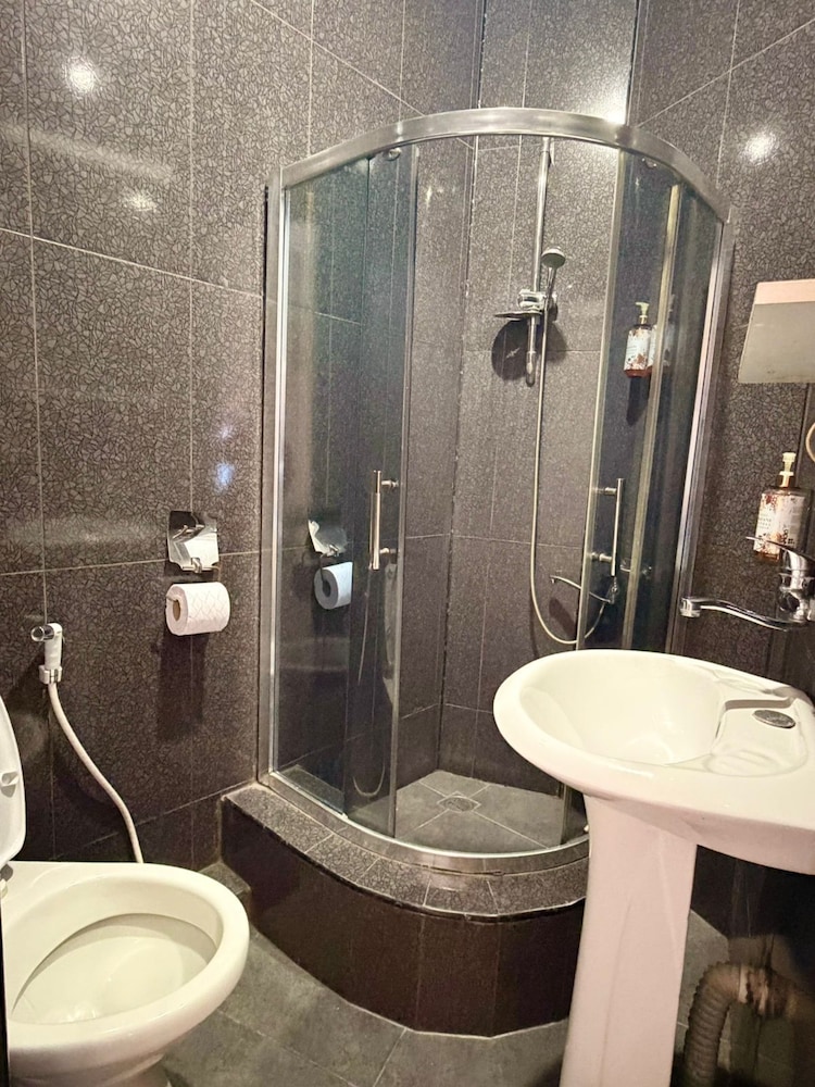 Qeroli Hotel 50/50