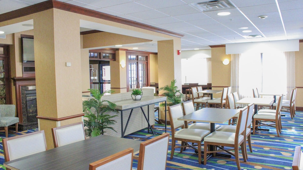 Holiday Inn Express Hotel And Suites Manchester Airport 61/72