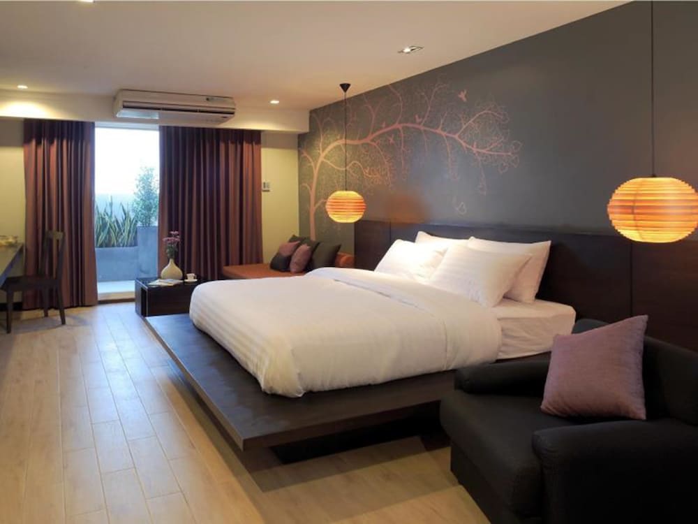 STUDIO, KING BED