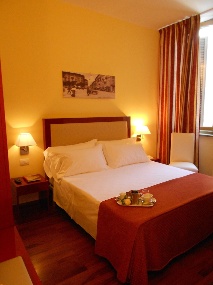 ROOM, DOUBLE BED