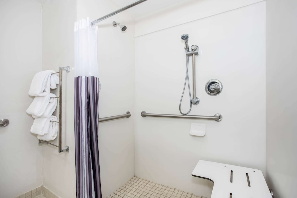 La Quinta Inn & Suites by Wyndham Melbourne Viera 54/56