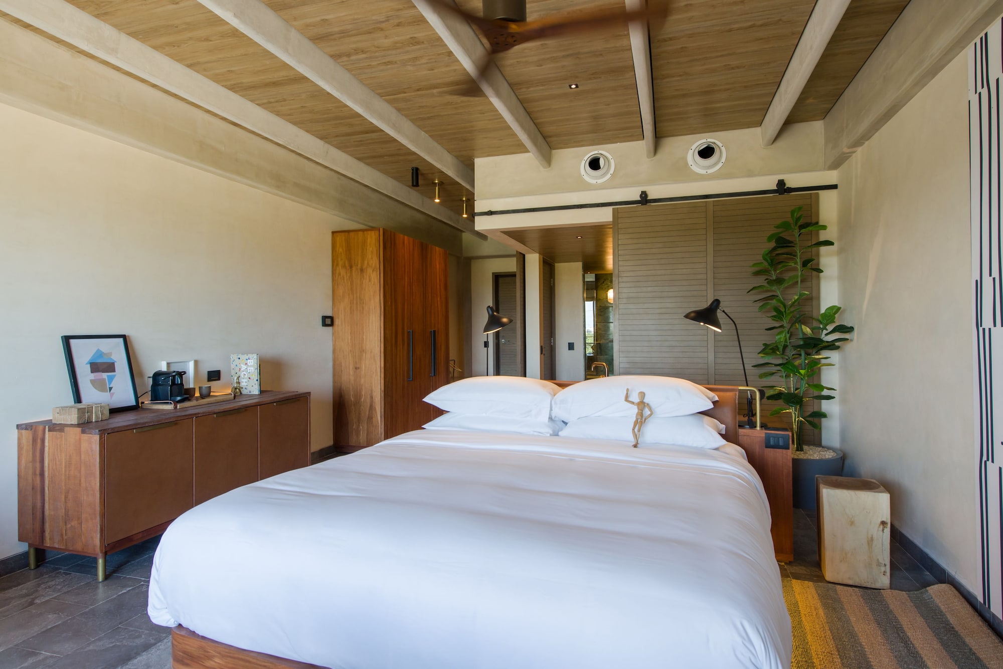 JUNIOR SUITE, KING BED, OCEAN VIEW
