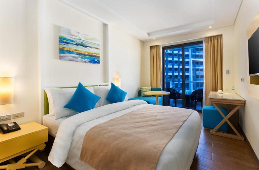 Classic, Deluxe, Queen Bed, Golf Course View