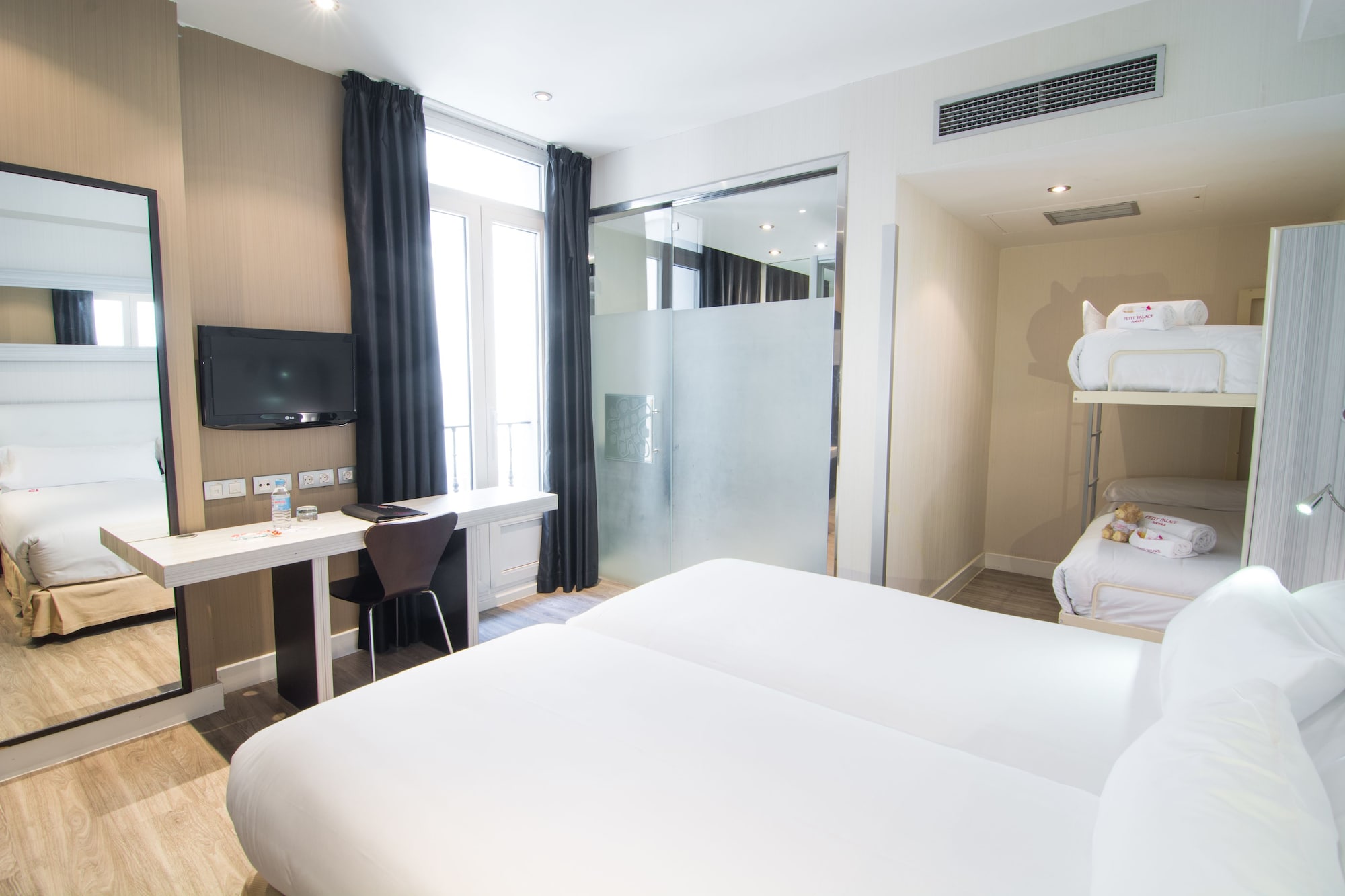 ROOM, QUADRUPLE