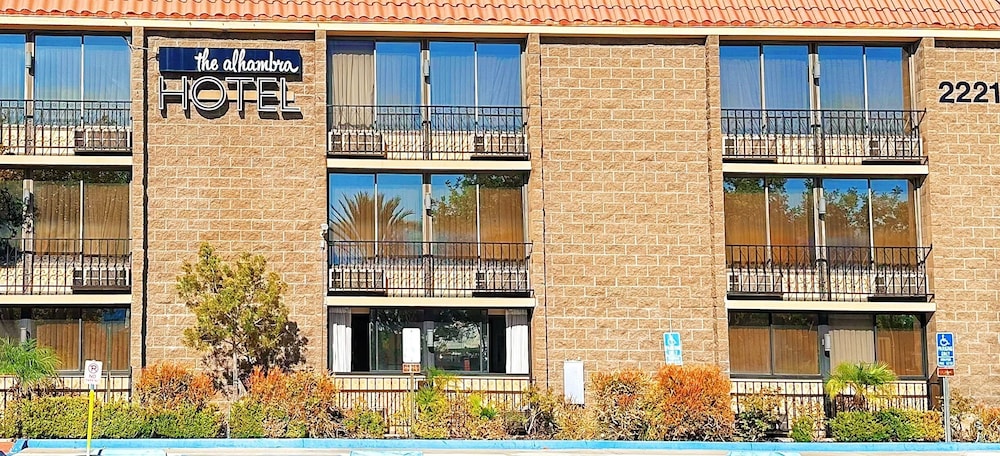 Alhambra Hotel 3/50