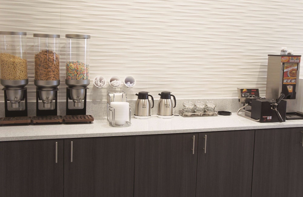 La Quinta Inn & Suites by Wyndham Wichita Airport 47/56