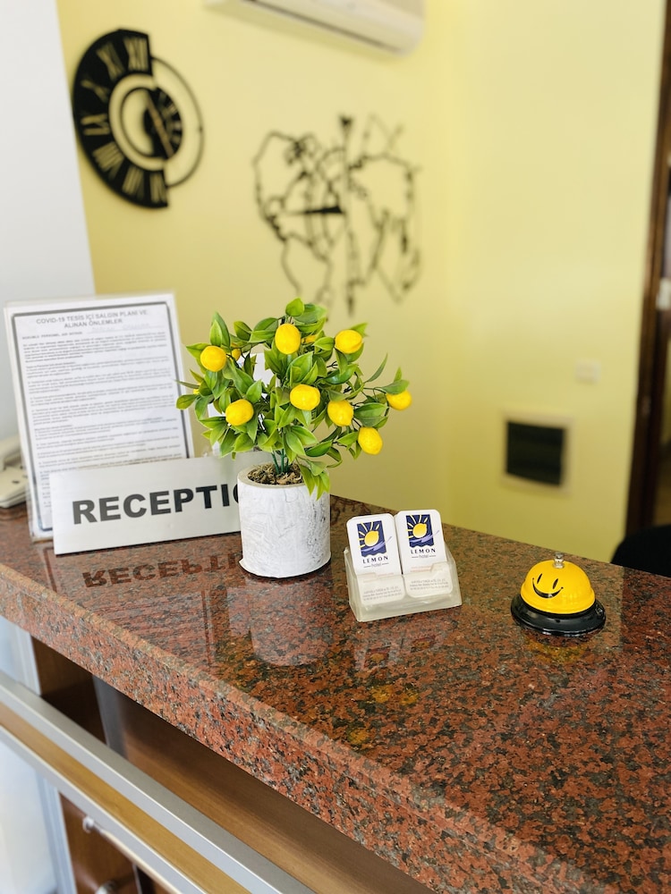 Lemon Hotel 7/50