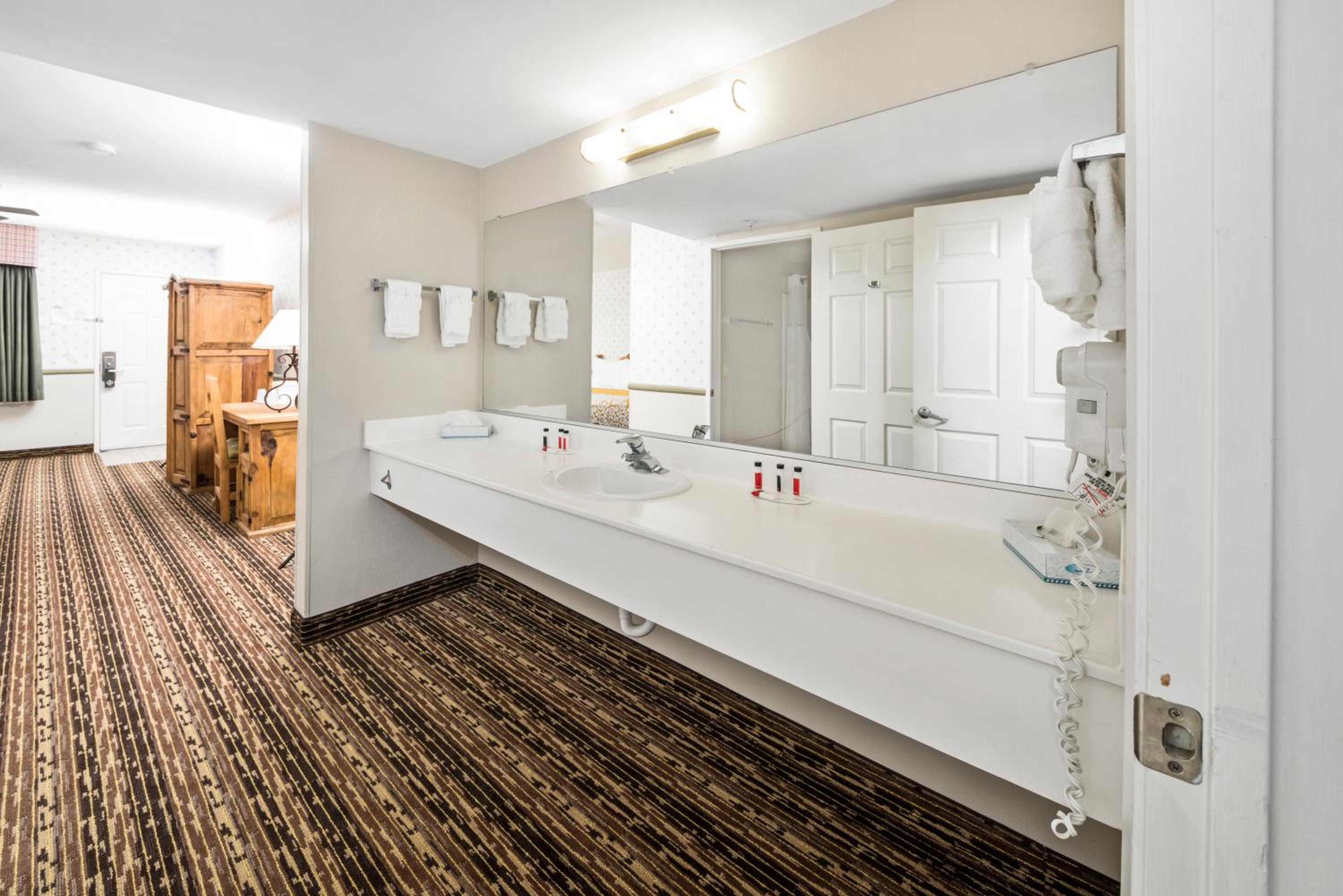 جناح بسرير كينج بغرفة نوم واحدة مع أريكة، Days Inn By Wyndham Lebec 2/2