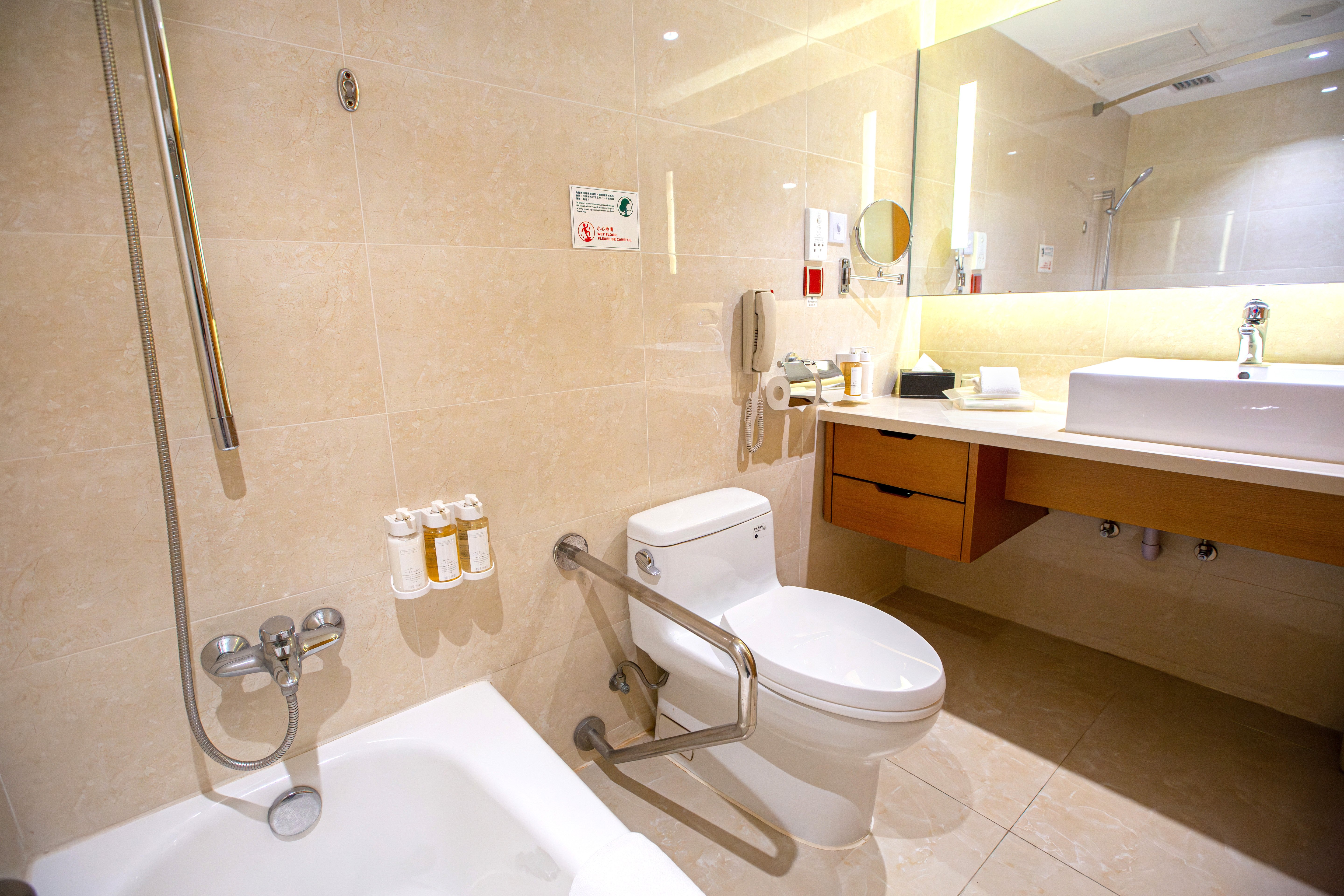 HOLIDAY INN MACAU 68/79