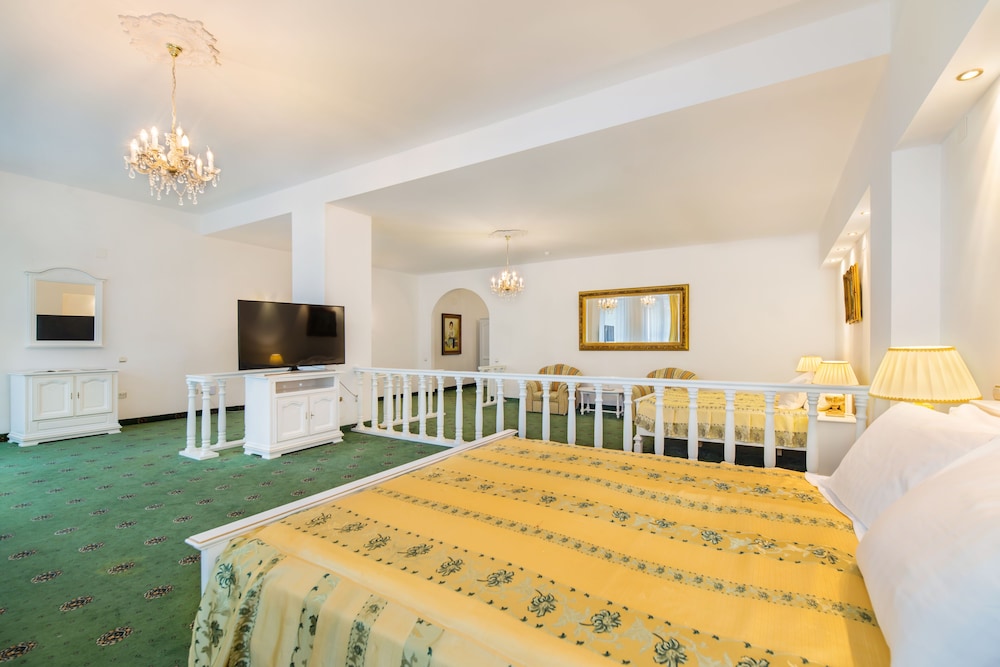 Aurelius Hotel 44/49