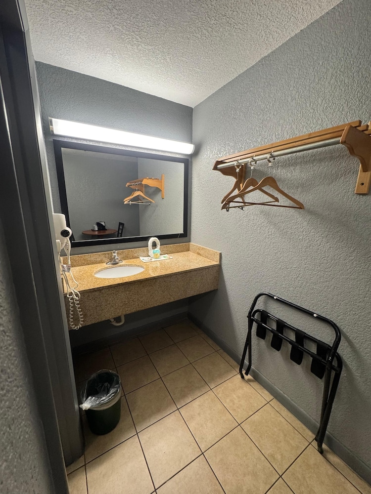 Budget Inn Sanford 19/40