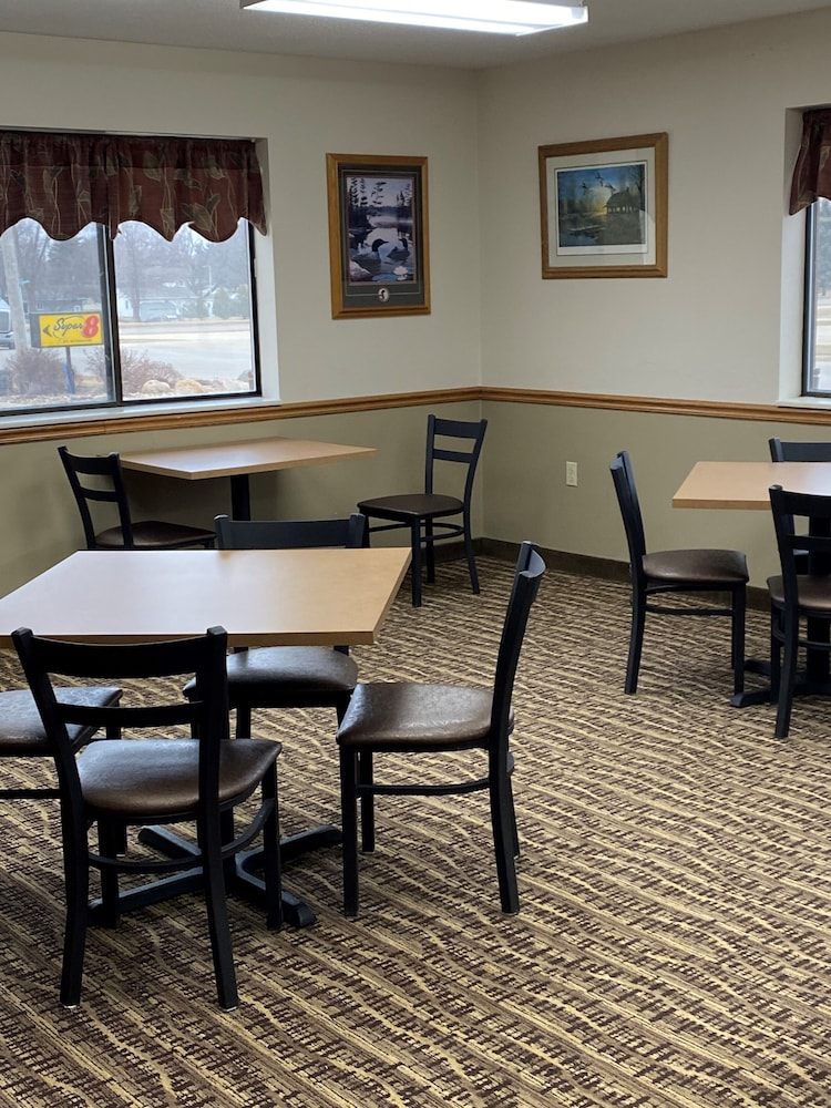 Super 8 by Wyndham Oelwein 37/47