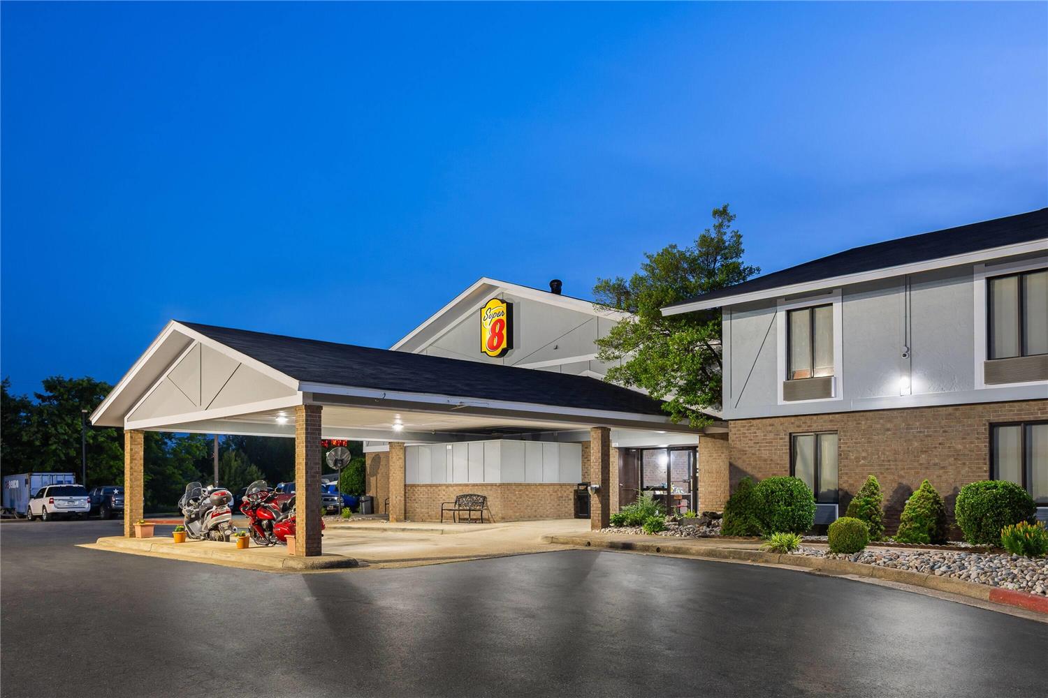 Super 8 by Wyndham Harrison AR 30/32