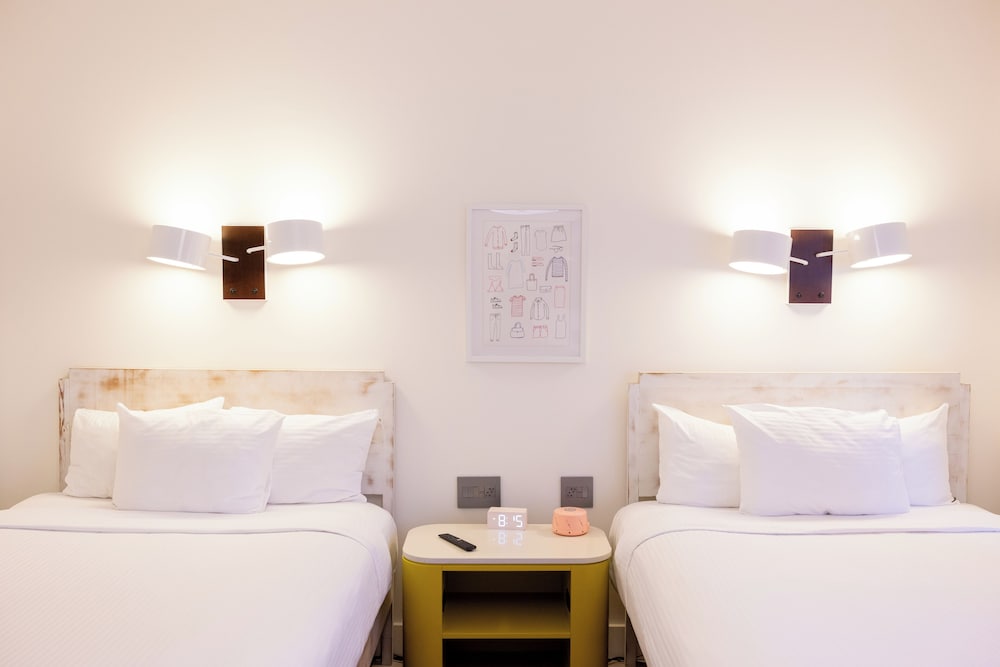 STANDARD, 2 DOUBLE BEDS