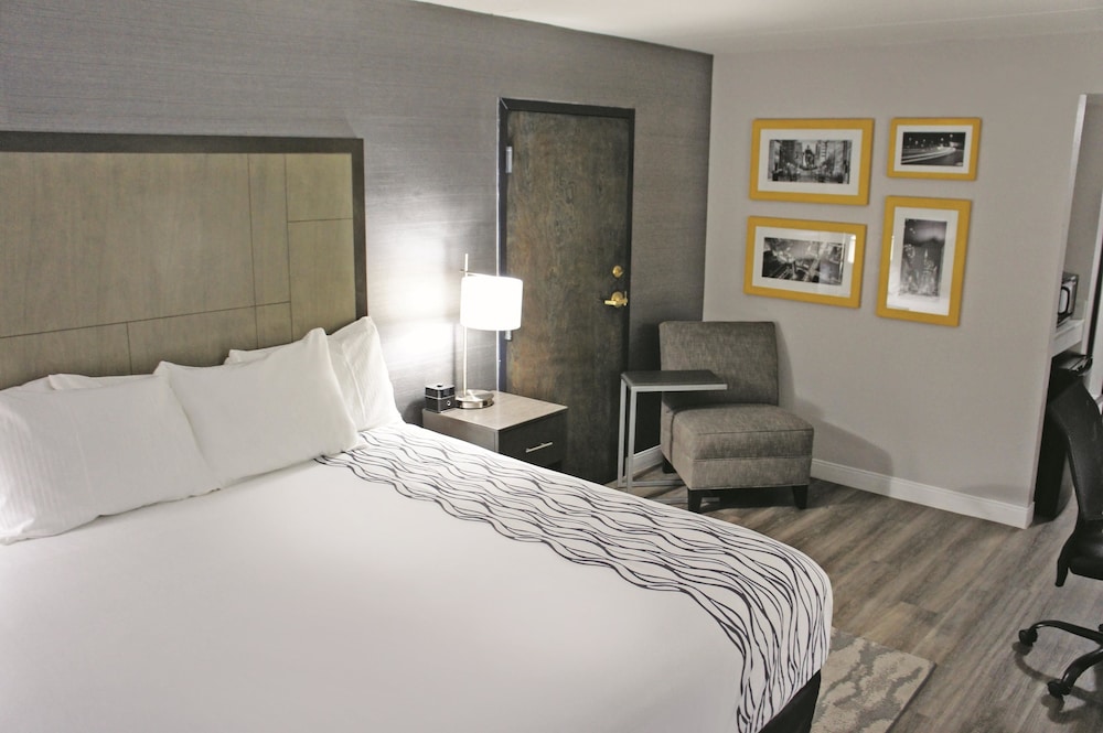 La Quinta Inn and Suites by Wyndham Raleigh Downtown North 19/47