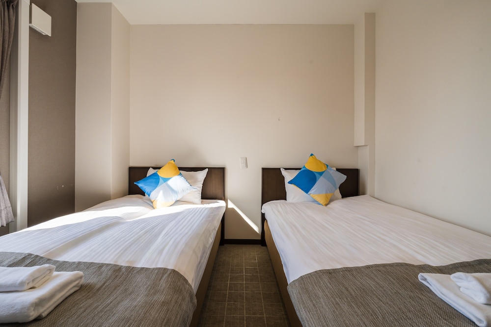 ROOM, TWIN BEDS