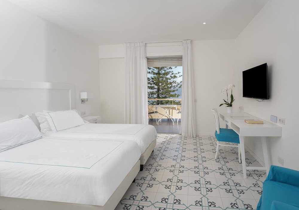 SUPERIOR, DOUBLE BED, SEA VIEW, BALCONY