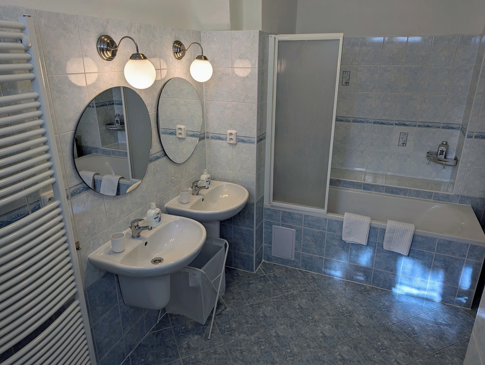 Apartments Tynska 7 50/50