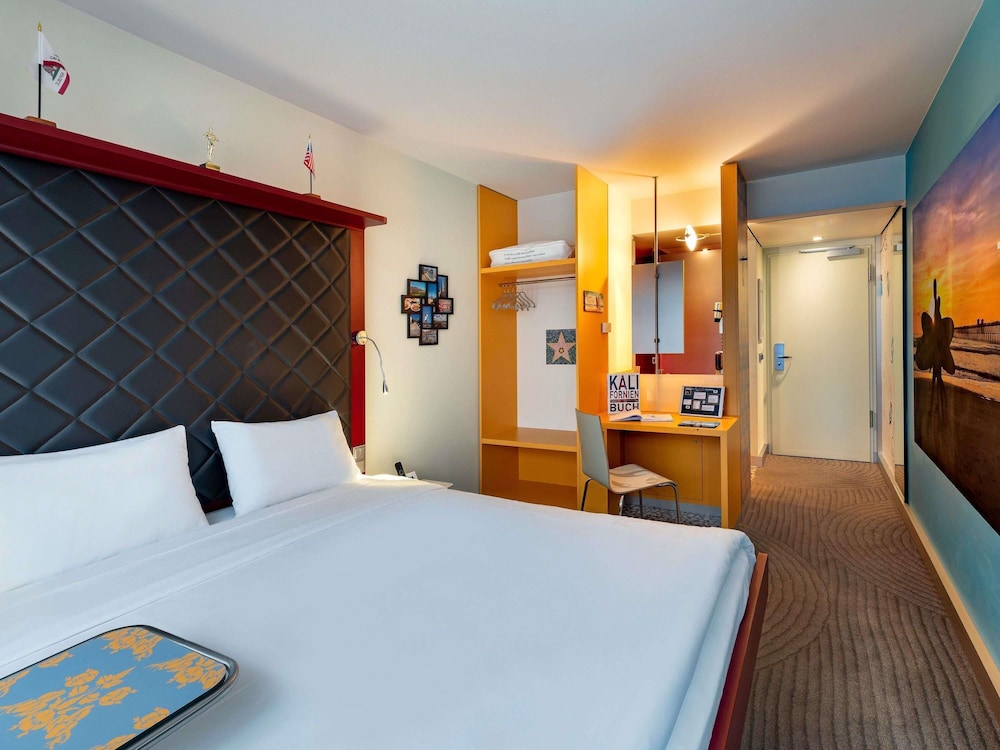 Standard, Queen Bed