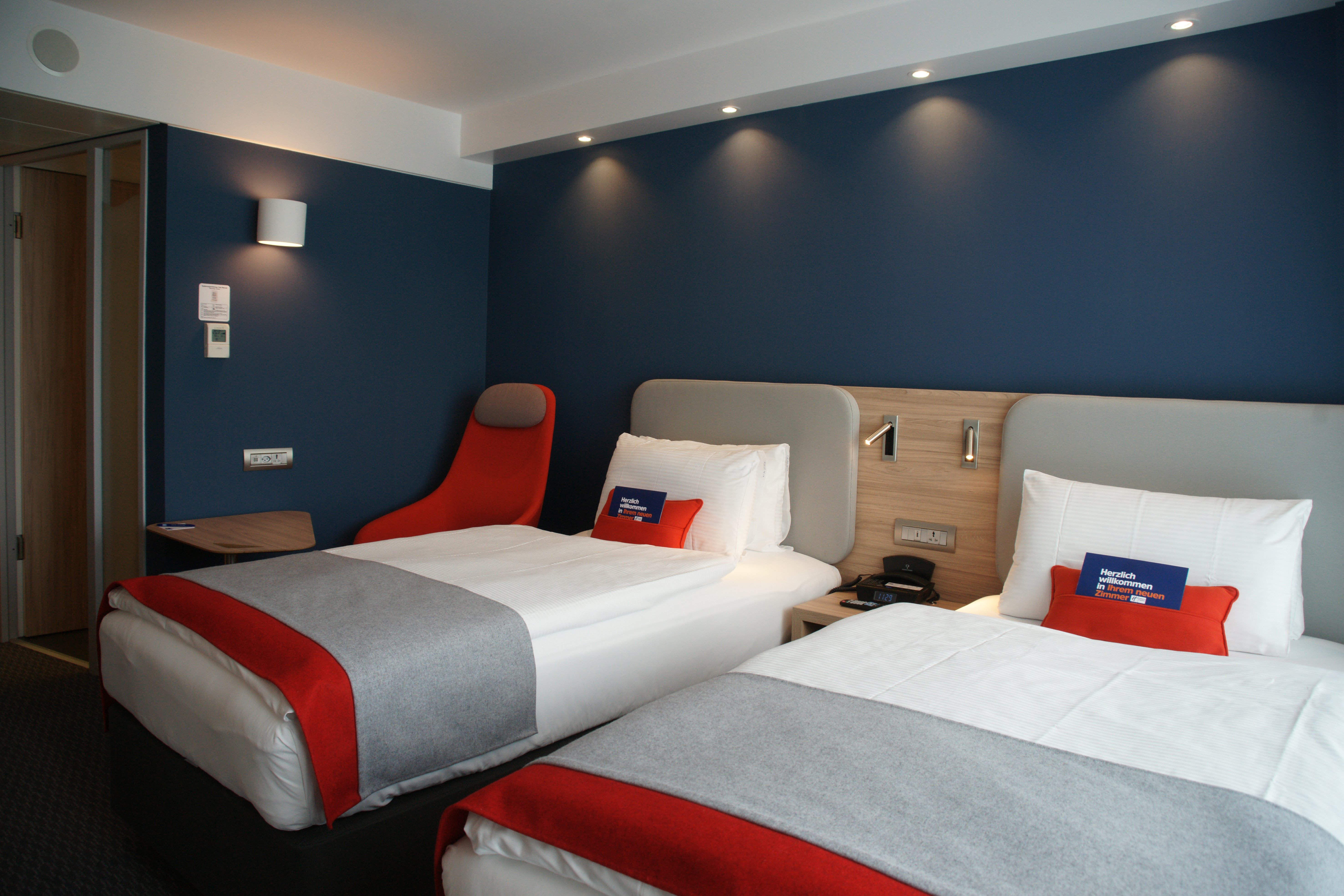 HOLIDAY INN EXPRESS ZURICH AIRPORT 27/80