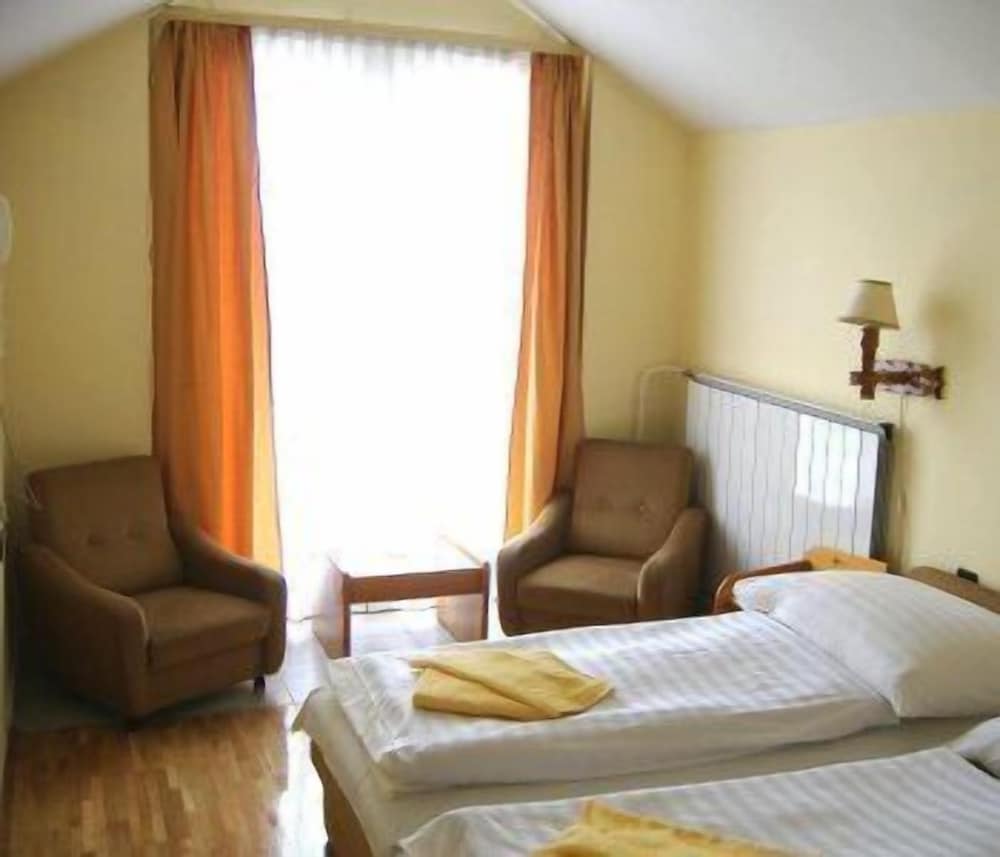 BARA HOTEL 27/50