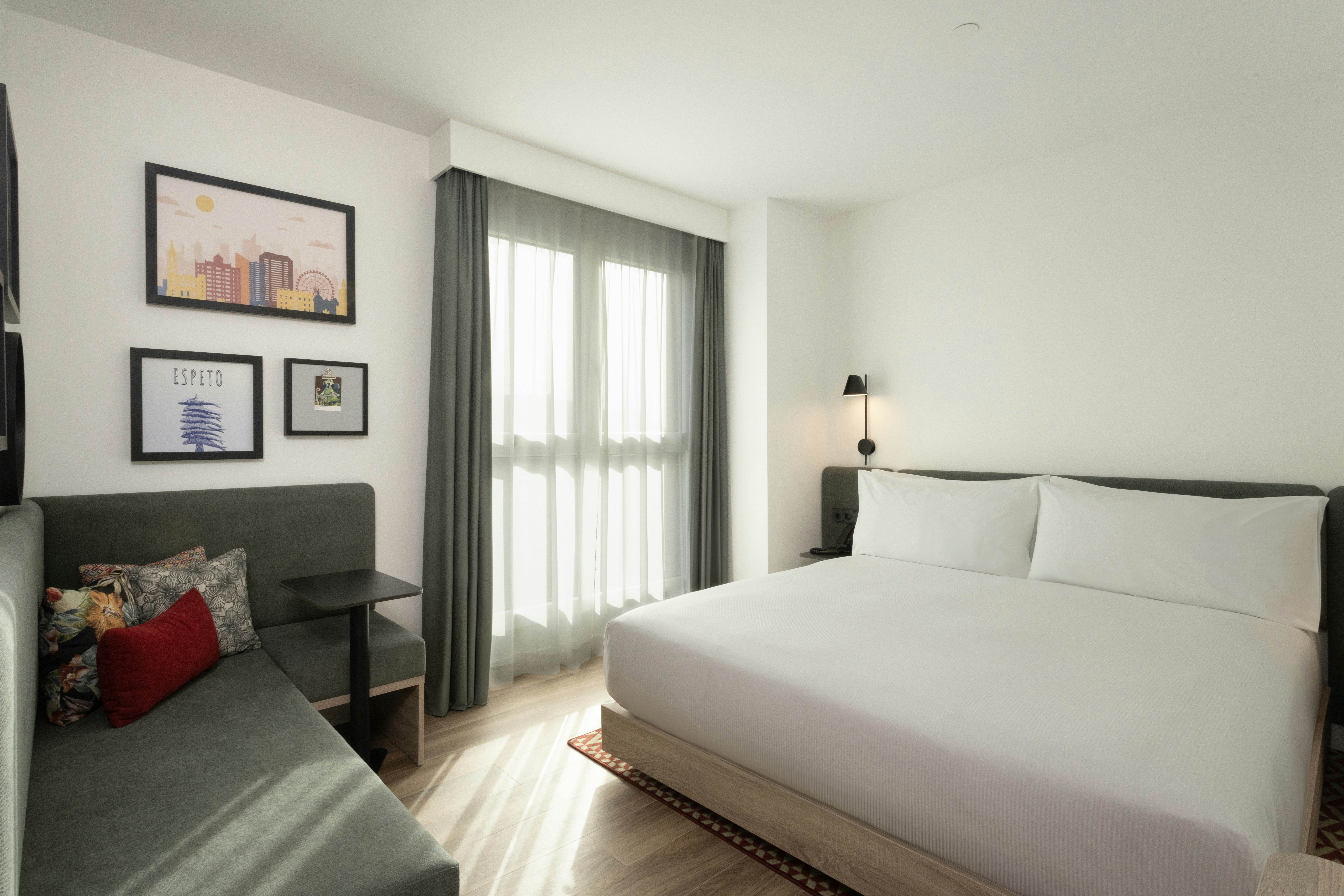 ROOM, KING BED